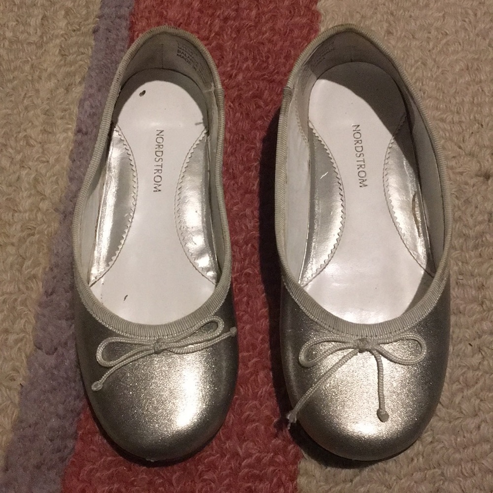 Nordstrom Girls sparkly silver flats size 12.5 m